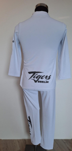 Preview: Daedo WT-Stil Wettkampf Dobok weißer Kragen TA 2026 - inkl. Rücken- und Hosenbeindruck