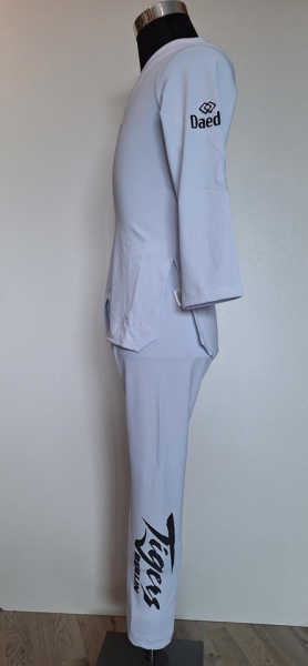 Daedo WT-Stil Wettkampf Dobok weißer Kragen TA 2026 - inkl. Rücken- und Hosenbeindruck